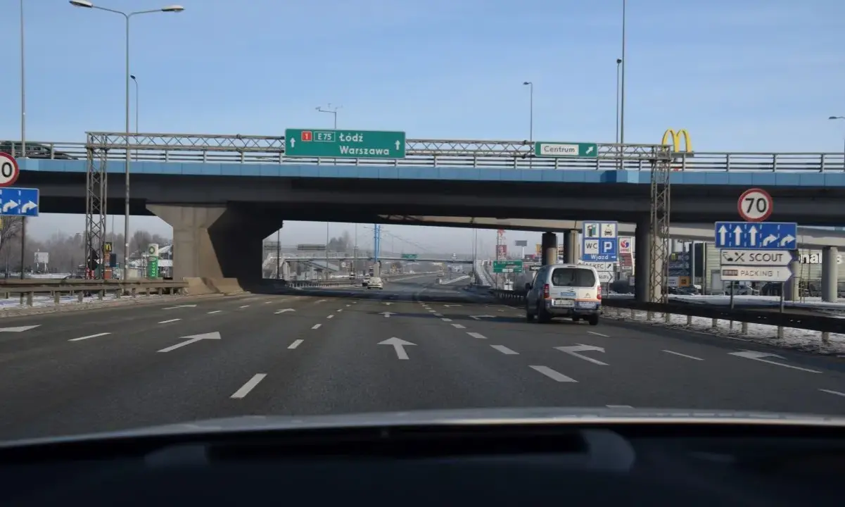 Na A1, przed odcinkowym pomiarem prędkości, znaki wskazują Łódź, Warszawę i Centrum.