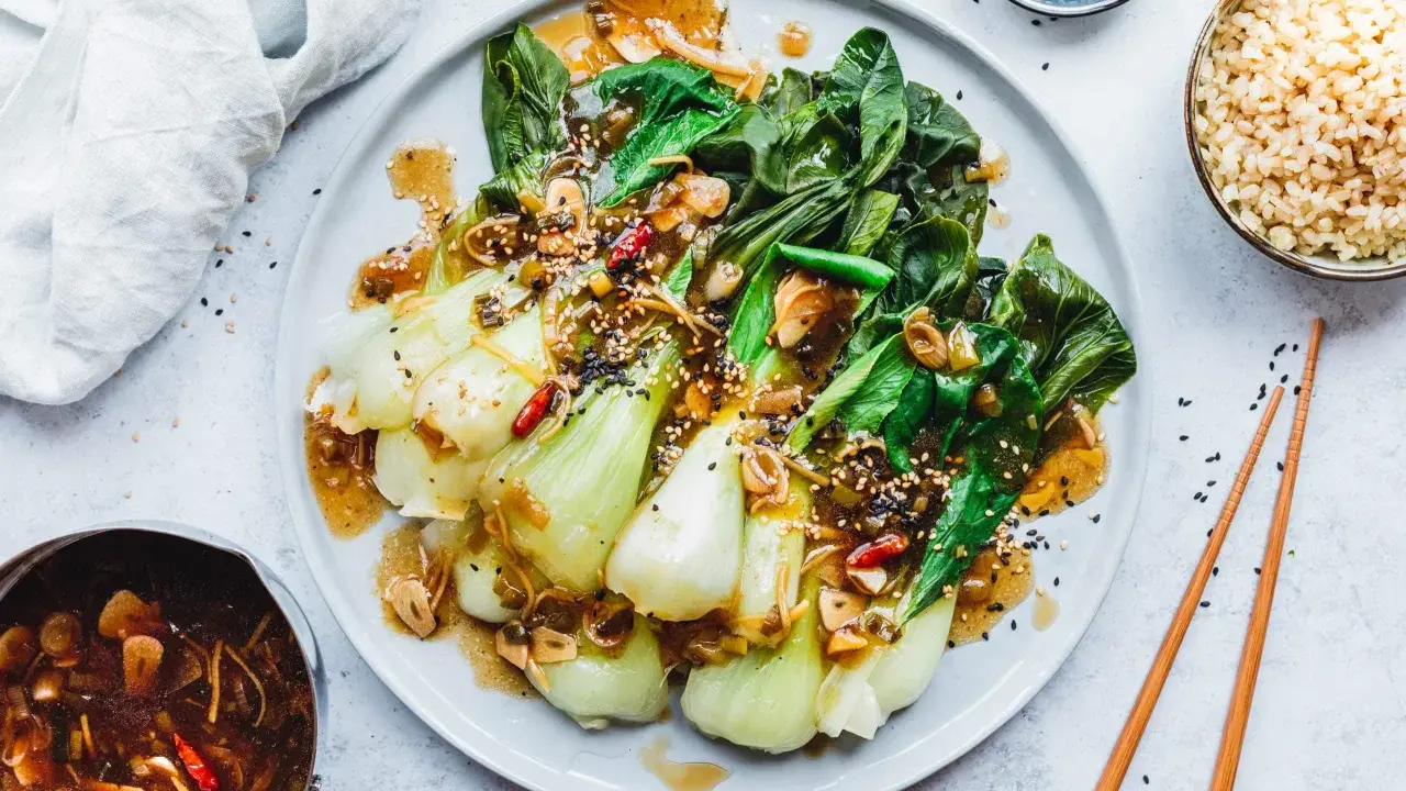 Ein köstliches Hauptgericht mit Pak Choi, serviert mit einer würzigen Sauce und Sesam. Perfekt für ein gesundes Abendessen.