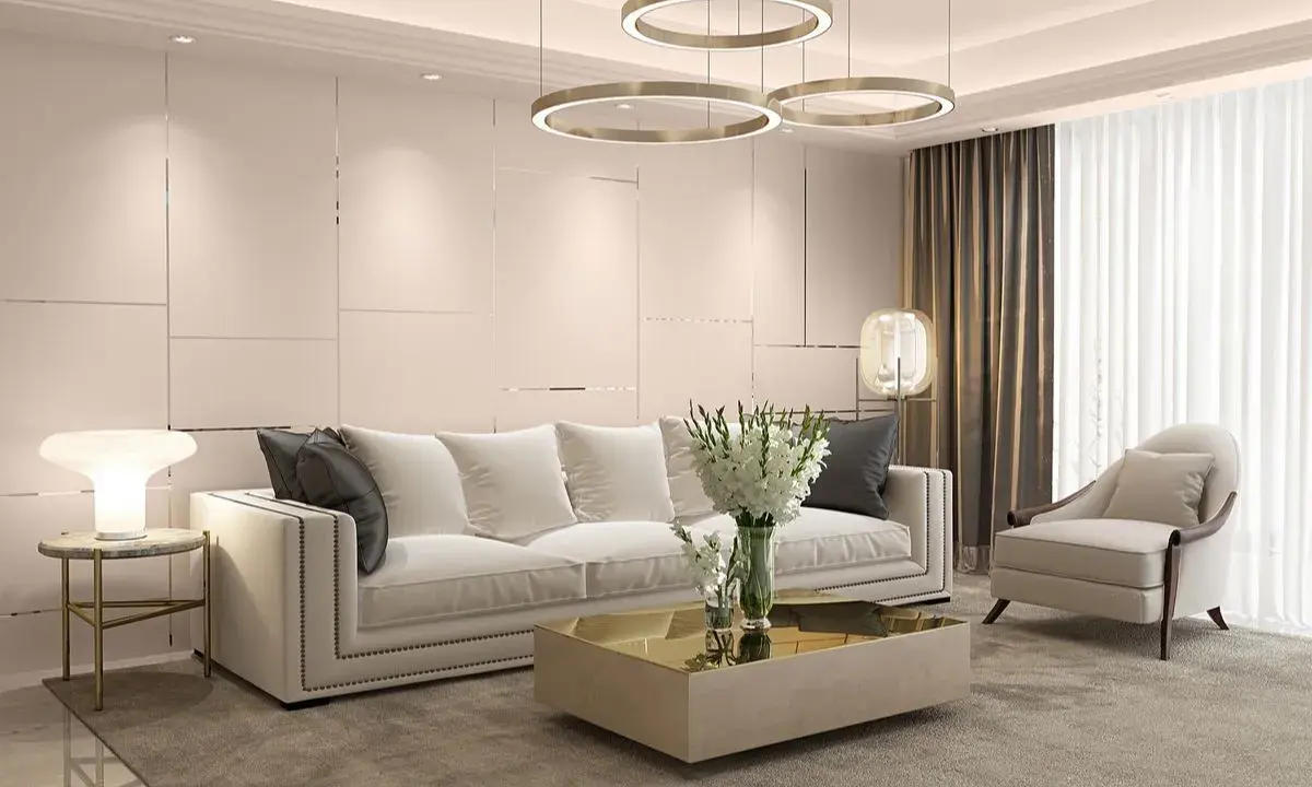 Elegancki art deco salon z białą sofą, złotym stolikiem kawowym i designerskimi lampami.