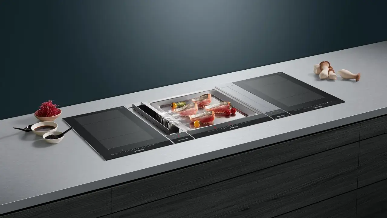 Moderner Kochfeld mit integriertem Grill, ideal für die Zubereitung von Fisch. Die breite Kochfläche bietet viel Platz.