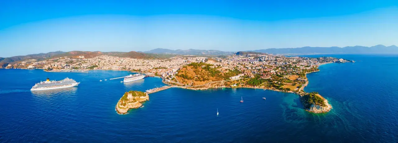 Panoramica di Kusadasi, Turchia: cosa vedere include la città costiera, navi da crociera, isole e il castello.