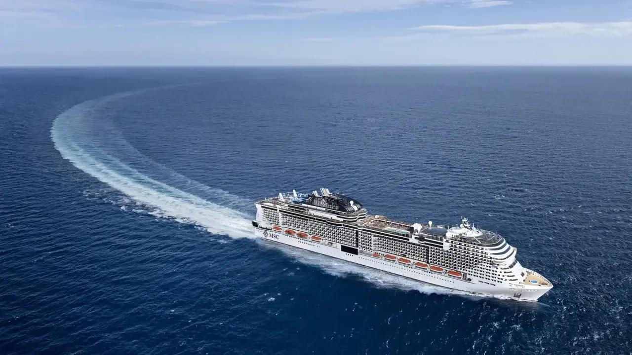 La MSC Virtuosa, con la sua impressionante lunghezza, solca le acque blu lasciando una scia bianca.