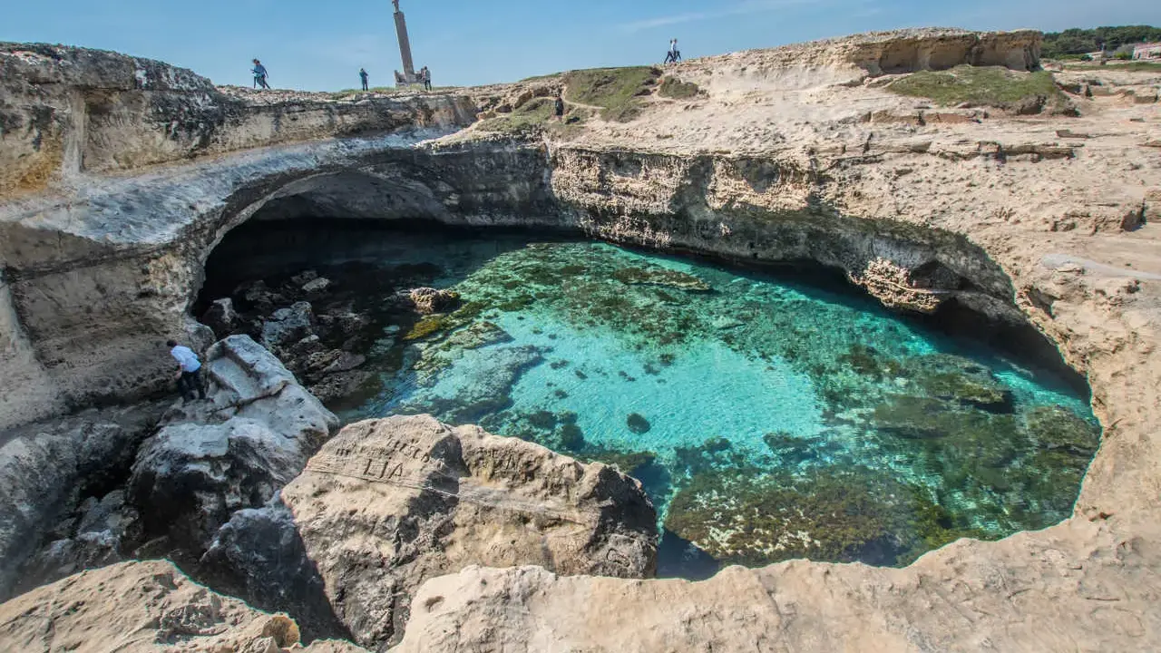 La Grotta della Poesia, un gioiello pugliese, con le sue acque cristalline e le rocce scolpite dal tempo.