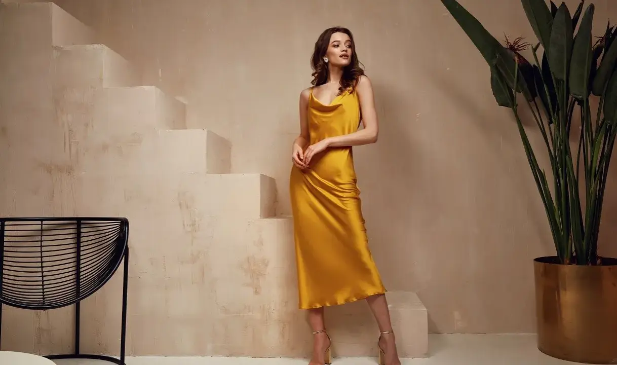 Elegancka, żółta sukienka na ramiączkach pięknie układa się na modelce. Dowiedz się, co zrobić, żeby sukienka się nie elektryzowała.