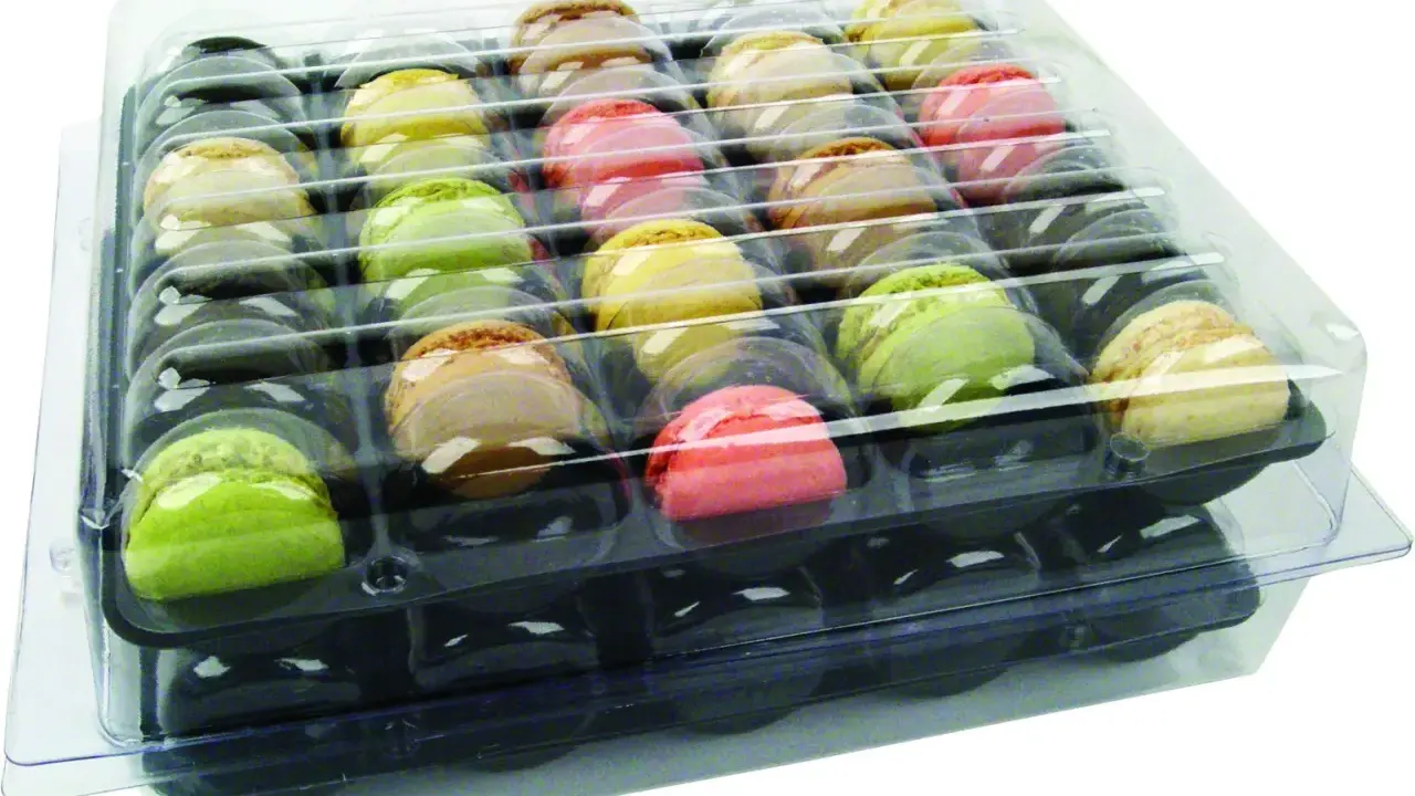 Une boite de macaron colorée, prête à être dégustée.
