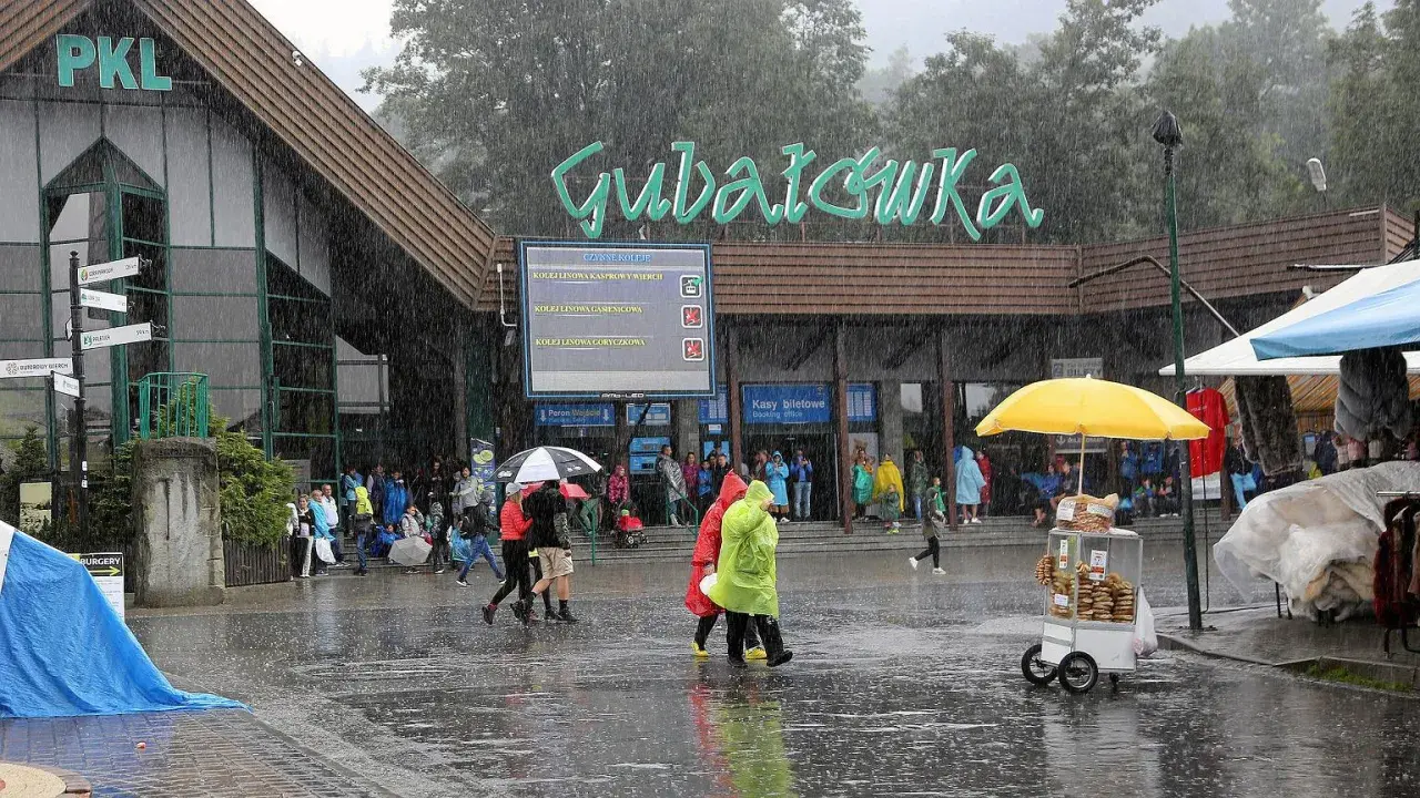 Deszczowa pogoda w Zakopanem? Na Gubałówce można schronić się pod parasolem, kupić coś na rozgrzewkę lub skorzystać z kolejki linowej.