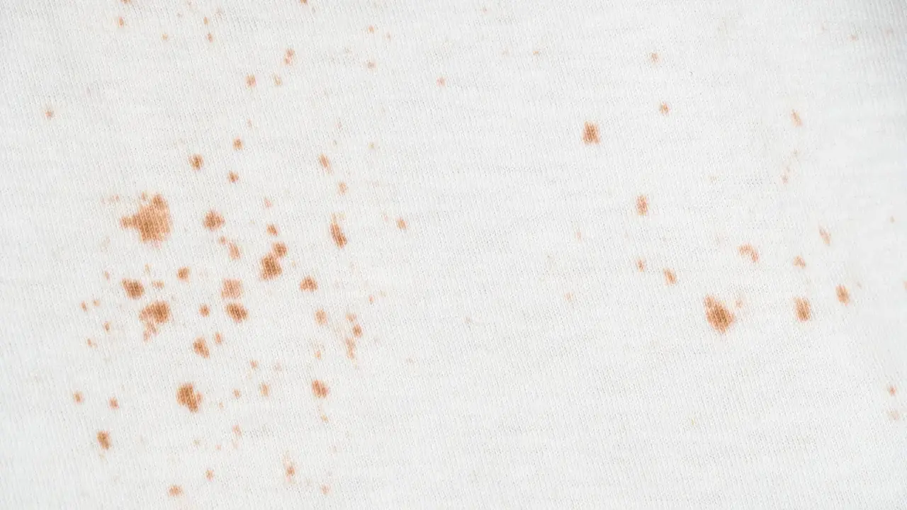 Manchas de óxido en ropa de color blanco. Aprende a quitar manchas de óxido en ropa de color fácilmente.