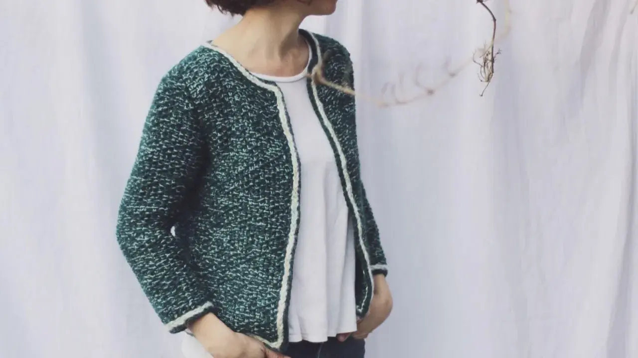 Chaqueta tejida a dos agujas con borde blanco. Encuentra patrones de chaquetas de punto dos agujas gratis para crear la tuya.