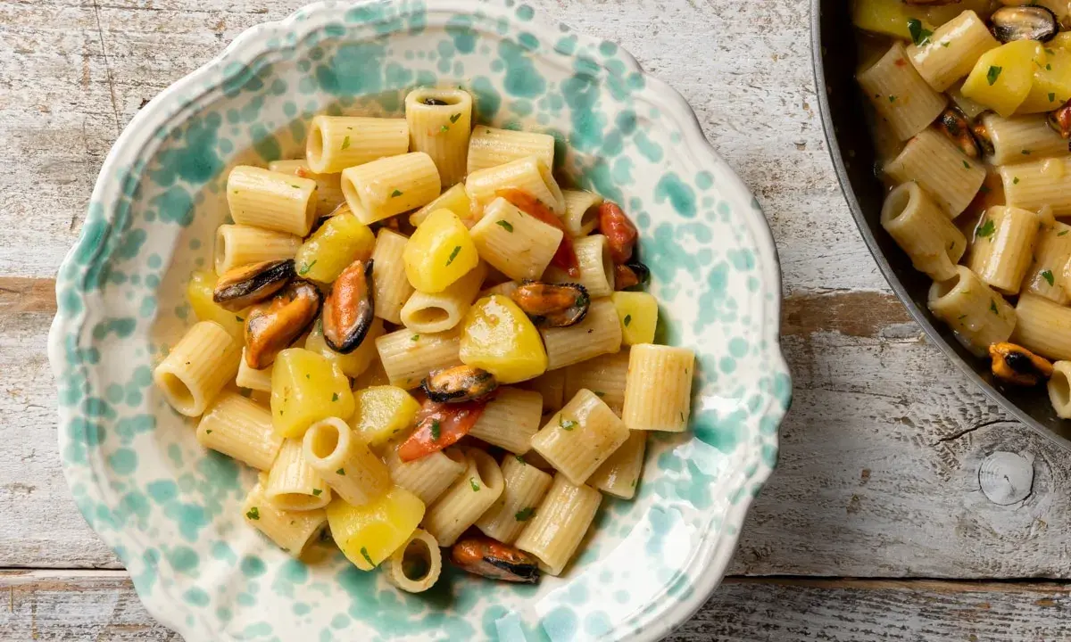 Piatto di pasta patate e cozze, un classico saporito.
