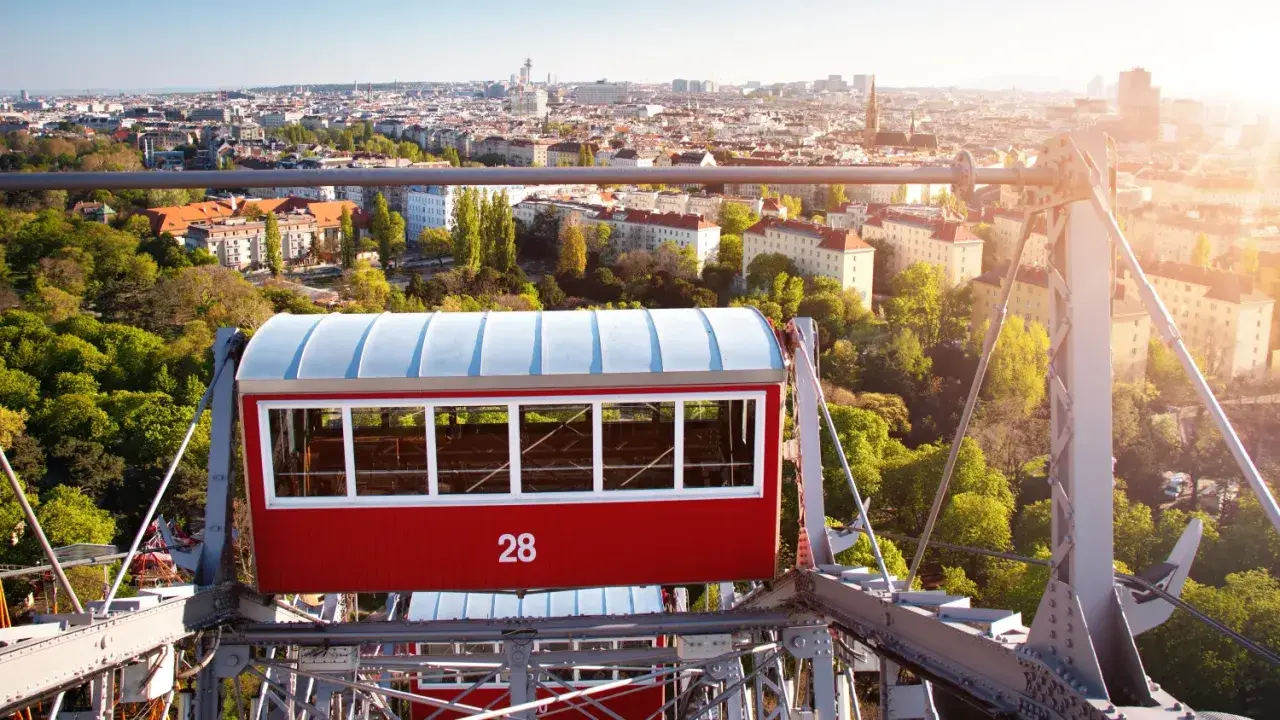 Riesenrad-Gondel mit Blick auf Wien. Eine Fahrt mit dem Riesenrad ist ein Muss, wenn man wissen will, was man in Wien machen kann.