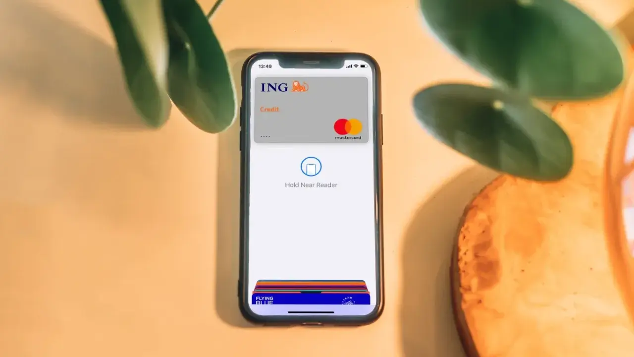 Zobacz, jak działa Apple Pay: zbliż telefon z kartą ING Mastercard do czytnika. Szybko i bezpiecznie zapłacisz.
