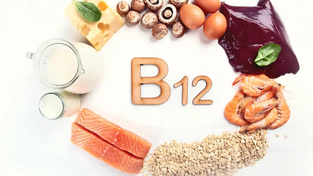 Produkty bogate w witaminę B12: łosoś, wątróbka, jajka, nabiał, krewetki, grzyby, ser, płatki owsiane. Zapobiegają objawom niedoboru witaminy B12 u osób starszych.