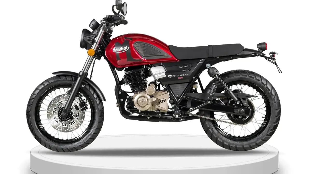 Moto Mondial Spartan 250 roja, ideal para quienes buscan un permiso A2 que puedo conducir. Estilo retro y moderno.