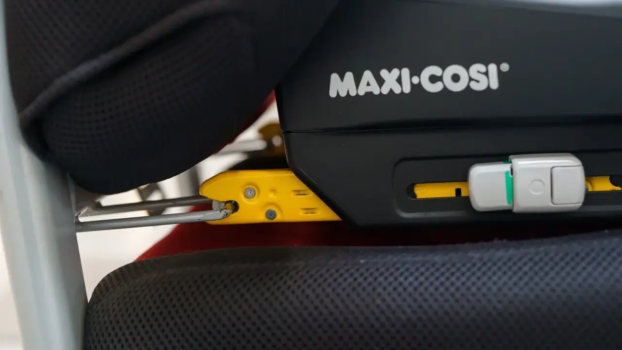 System Isofix w foteliku Maxi-Cosi, gotowy do montażu. Bezpieczeństwo dziecka to priorytet, czy wybierzesz Isofix czy pasy?