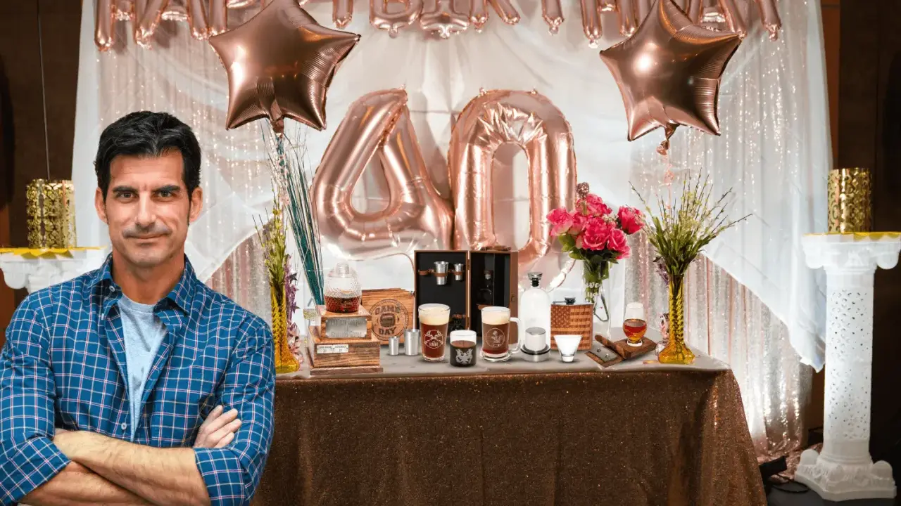 Mężczyzna w kratę stoi przed stołem z prezentami i balonami z napisem "Happy Birthday 40".