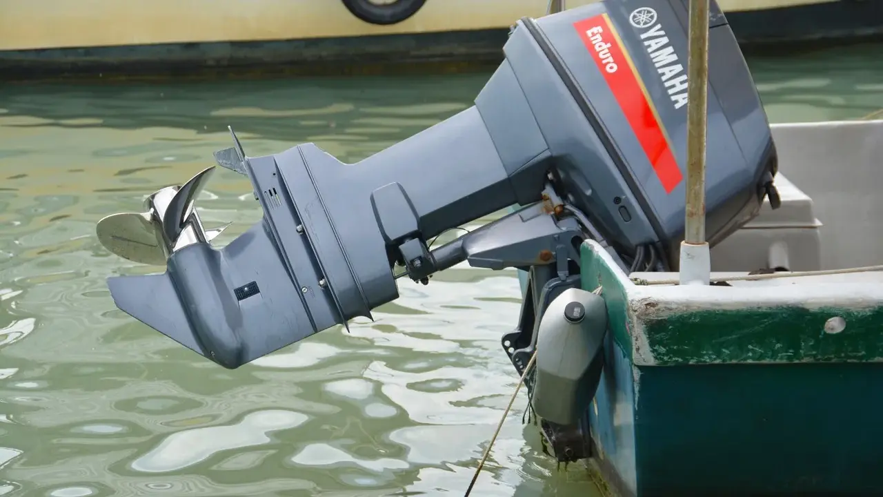 Moteur hors-bord Yamaha Enduro prêt pour l'hivernage moteur hors bord. Hélice hors de l'eau.