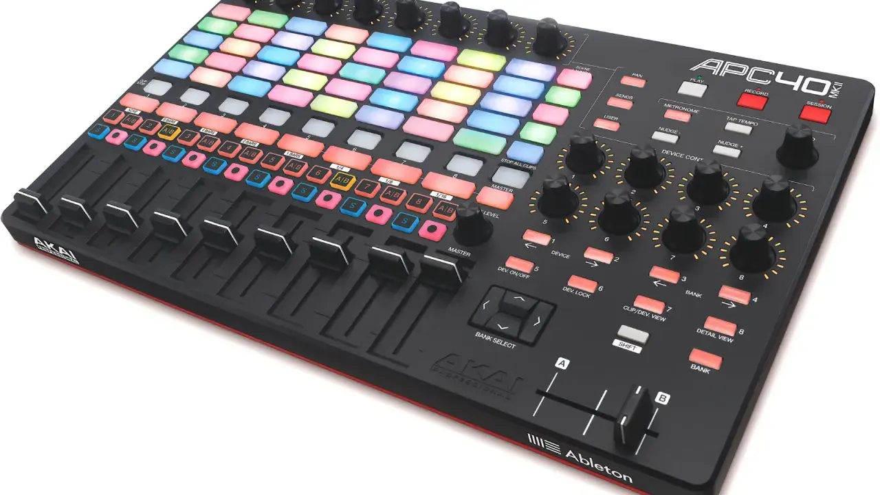 Contrôleur MIDI Akai APC40 MKII avec pads lumineux, faders et potentiomètres, prêt pour le daw def.