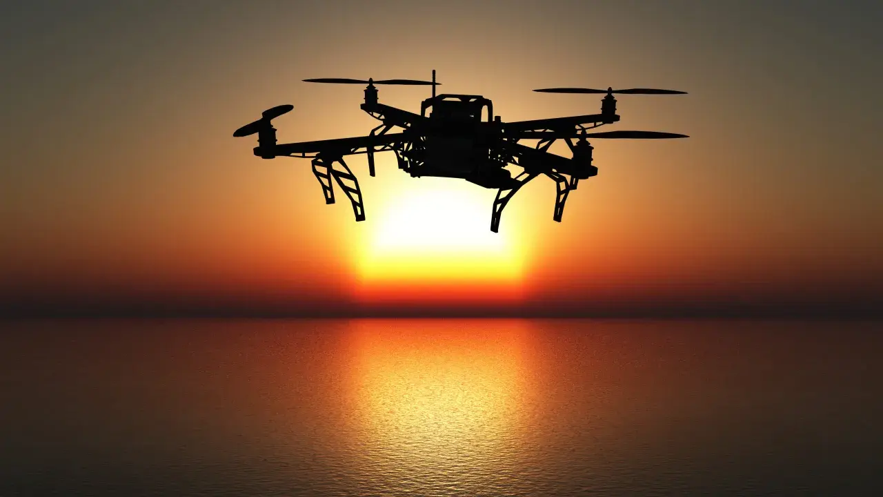 Drohne fliegt über dem Meer bei Sonnenuntergang. Bevor Sie abheben, müssen Sie Ihren Drohnenflug anmelden.