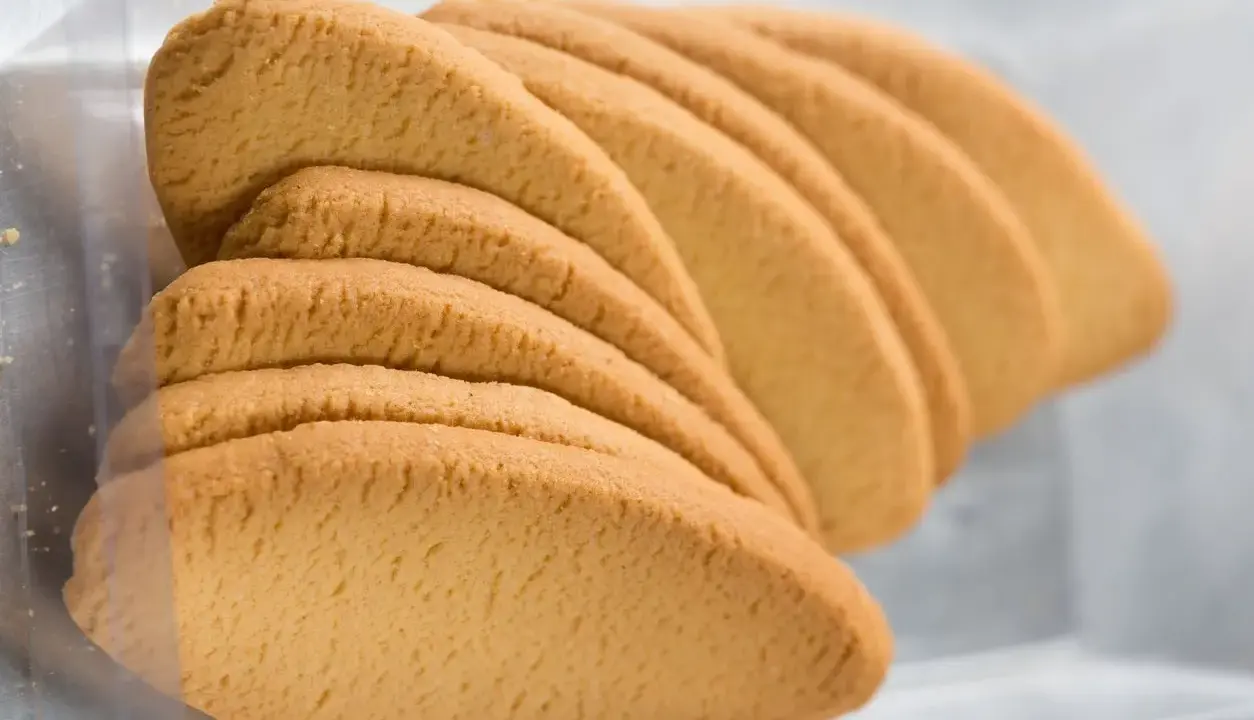 Biscotti dorati, fragranti e dalla forma allungata, un classico tra i dolci tipici di Pavia, pronti per essere gustati.