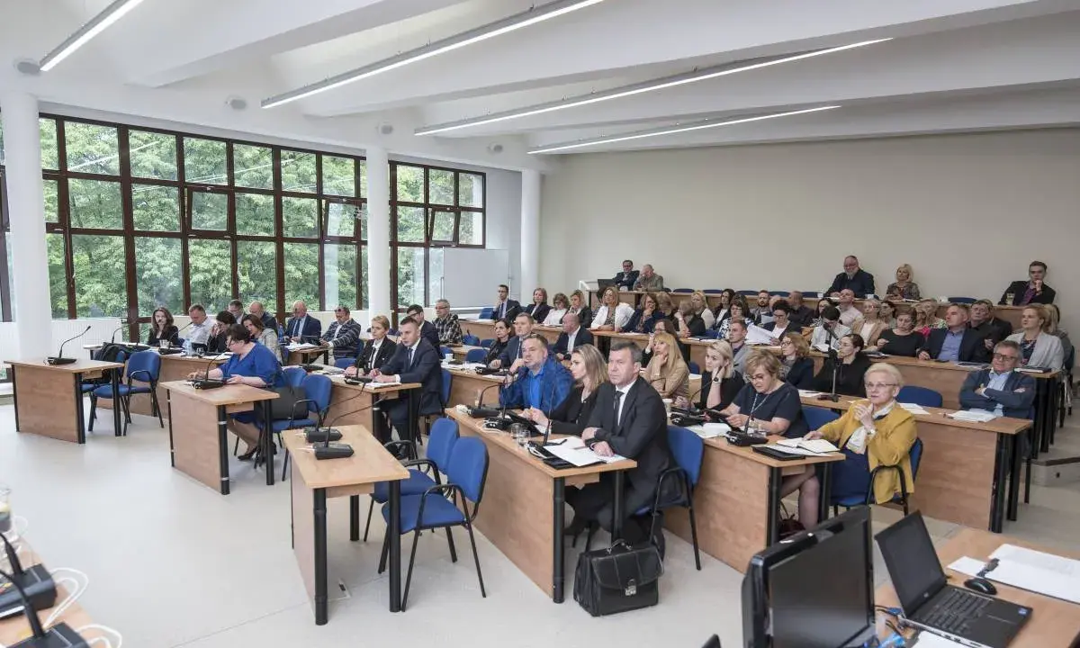 Dieta przewodniczącego rady osiedla: 100 zł czy 2400 zł? Sprawdź!
