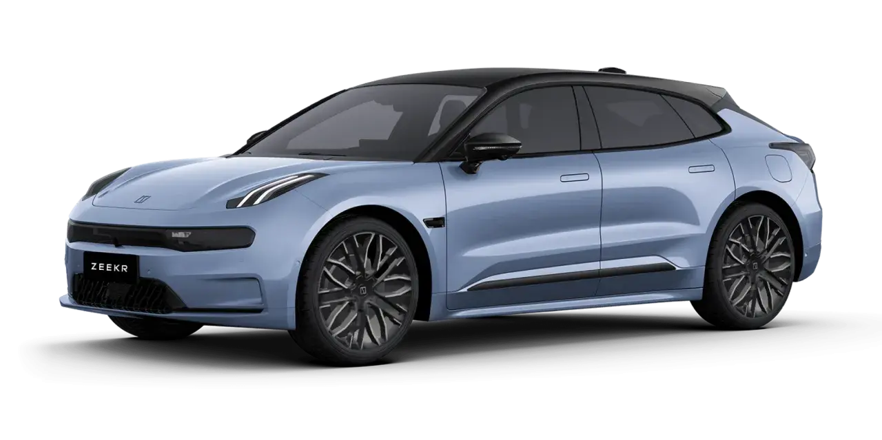 Ein hellblauer Zeekr 001 mit schwarzem Dach und markanten Felgen steht bereit für die Fahrt.