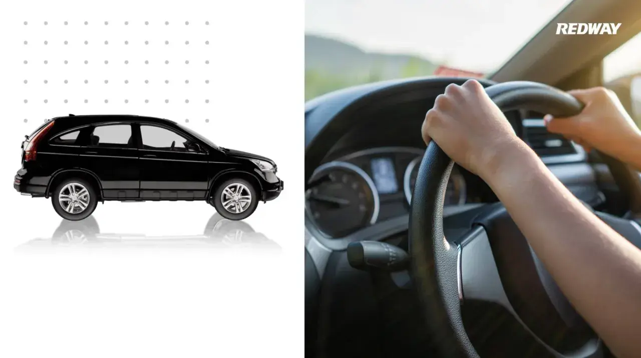 Manos al volante, listo para arrancar el motor sin acelerar. Un coche negro espera.