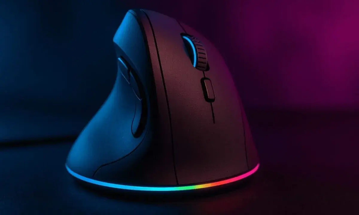Souris ergonomique verticale avec éclairage RVB. Une aide pour choisir quelle souris ergonomique choisir pour un confort optimal.
