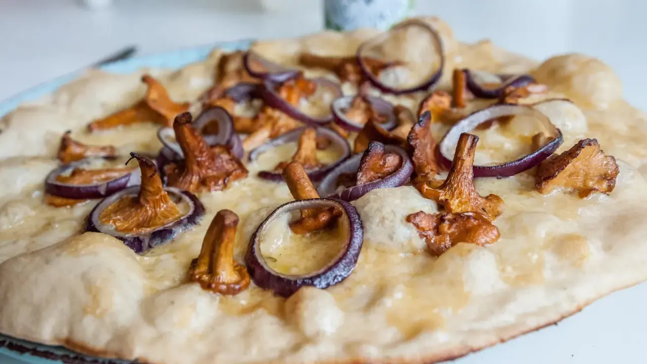 En vit pizza med kantareller och rödlök. En härlig höstfavorit som smakar lika gott som den ser ut.