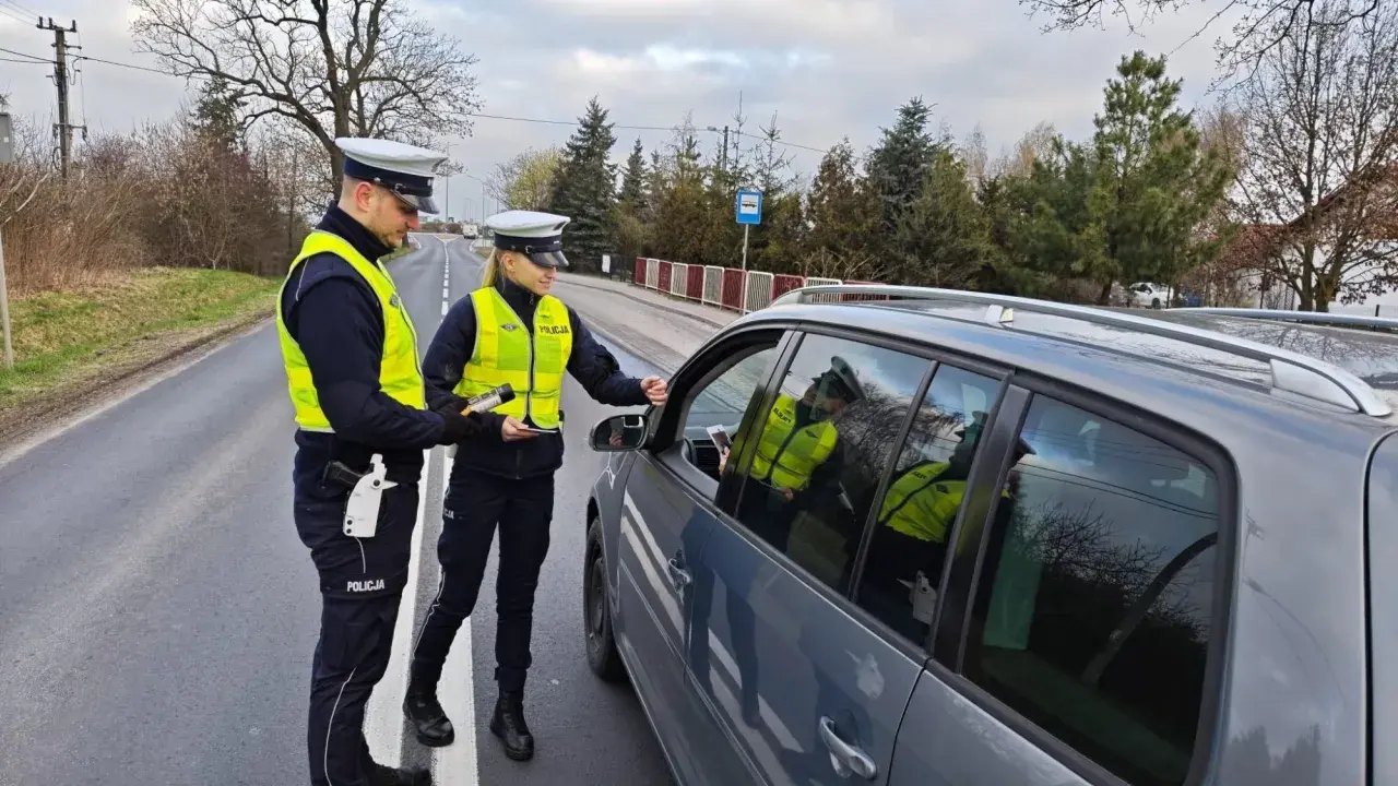 Policjanci kontrolują kierowców. Trzeźwy poranek to podstawa prawna bezpiecznej podróży.