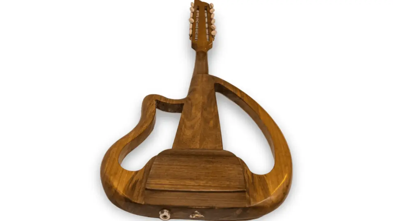 Guitare maghreb en bois, au design moderne et épuré, avec un manche à 12 cordes.
