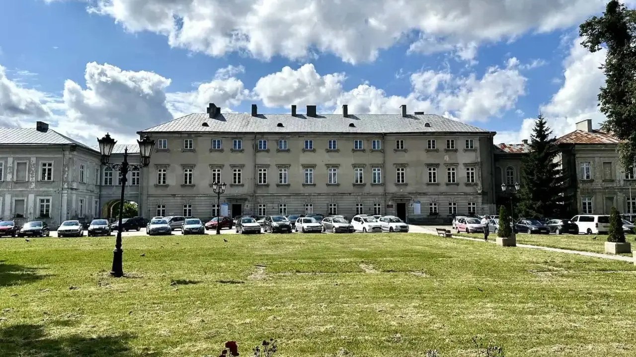 Pałac Zamoyskich w Zamościu, z parkingiem przed fasadą. Sprawdź cennik zwiedzania!