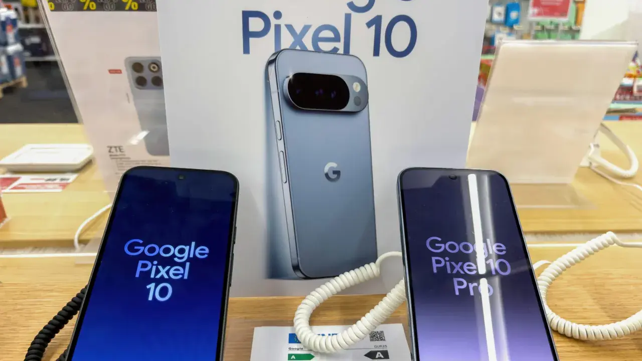 Dwa telefony Google Pixel 10 i Pixel 10 Pro na wystawie sklepowej. Zapowiedź premiery.