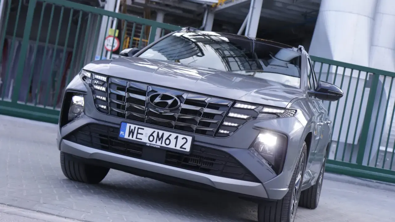 Szary Hyundai Tucson N Line, idealny na wycieczkę po mieście i poza nim. Ten turystyk z pewnością przyciągnie wzrok.