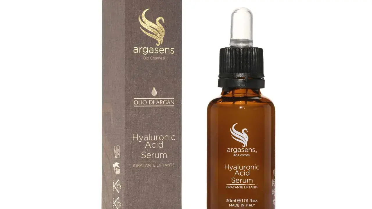 Flacone e scatola di siero viso Argasens Hyaluronic Acid Serum. Quante gocce di siero viso bastano per una pelle idratata e liftata?