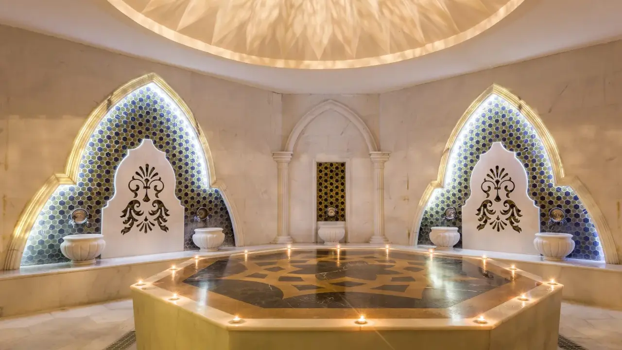Luxuriöses Hamam Dampfbad mit Marmor, Mosaiken und Kerzenlicht.