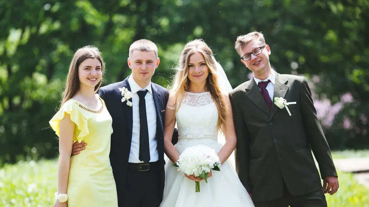 Para młoda z druhnami i świadkiem. Czy świadek musi być pełnoletni? Wesele w plenerze.