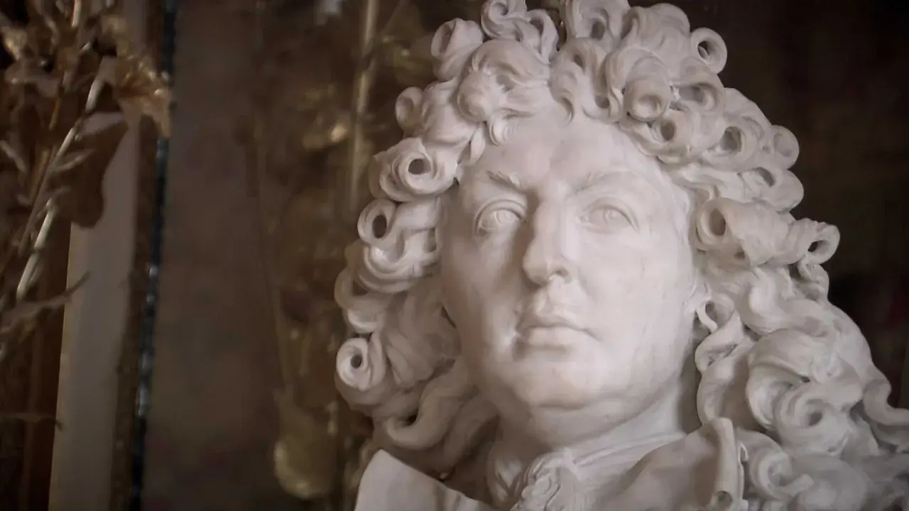 Marmorstatue eines Mannes mit Lockenperücke, die an die Pracht des Absolutismus erinnert.