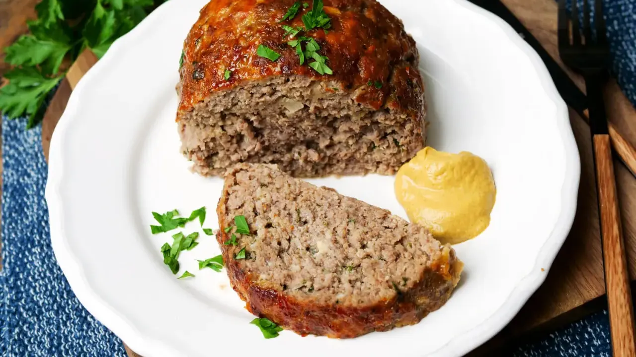Saftiger Hackbraten, perfekt für ein schnelles Abendessen. Dieses Hackbraten Rezept ist einfach und lecker. Dazu Senf und frische Petersilie.
