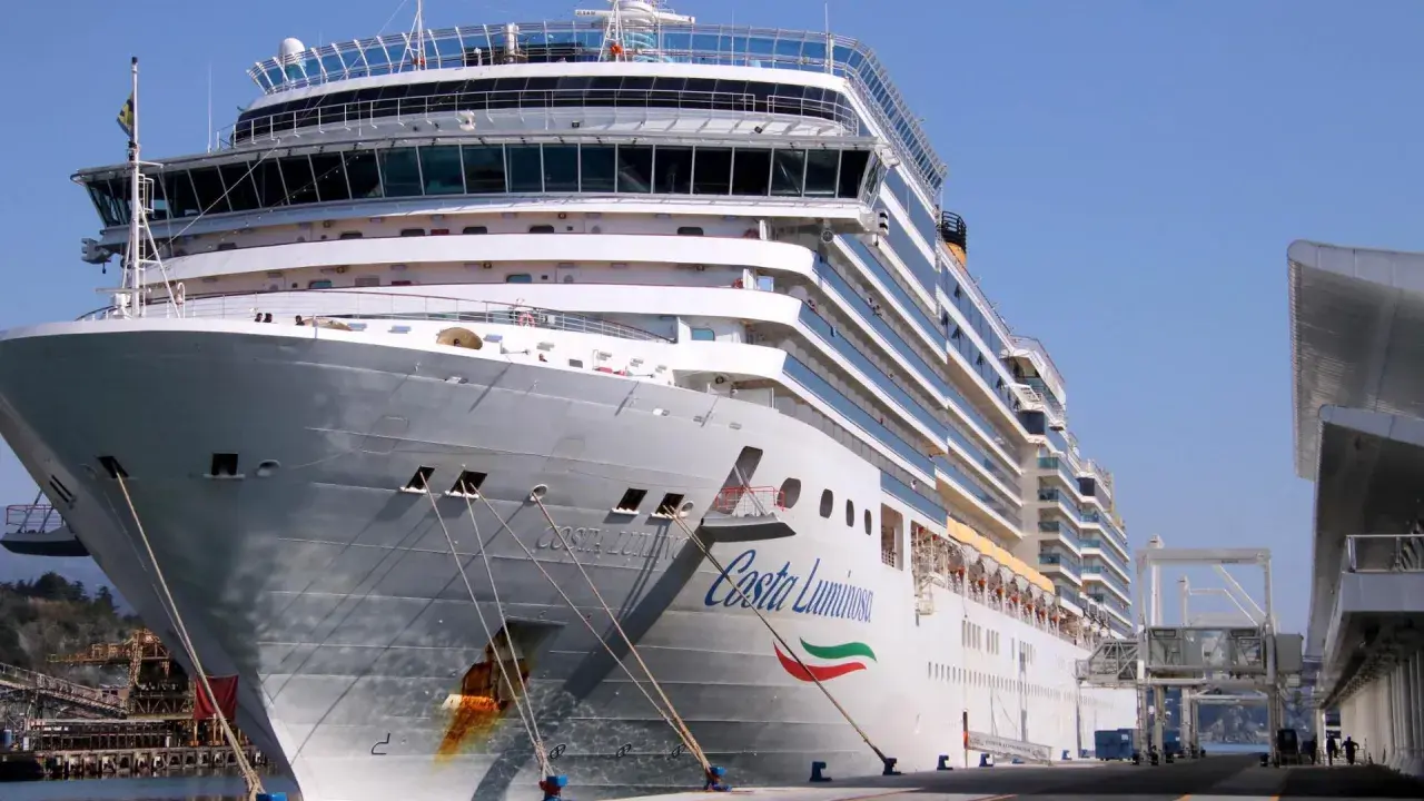 La nave Costa Luminosa pronta per un nuovo itinerario.