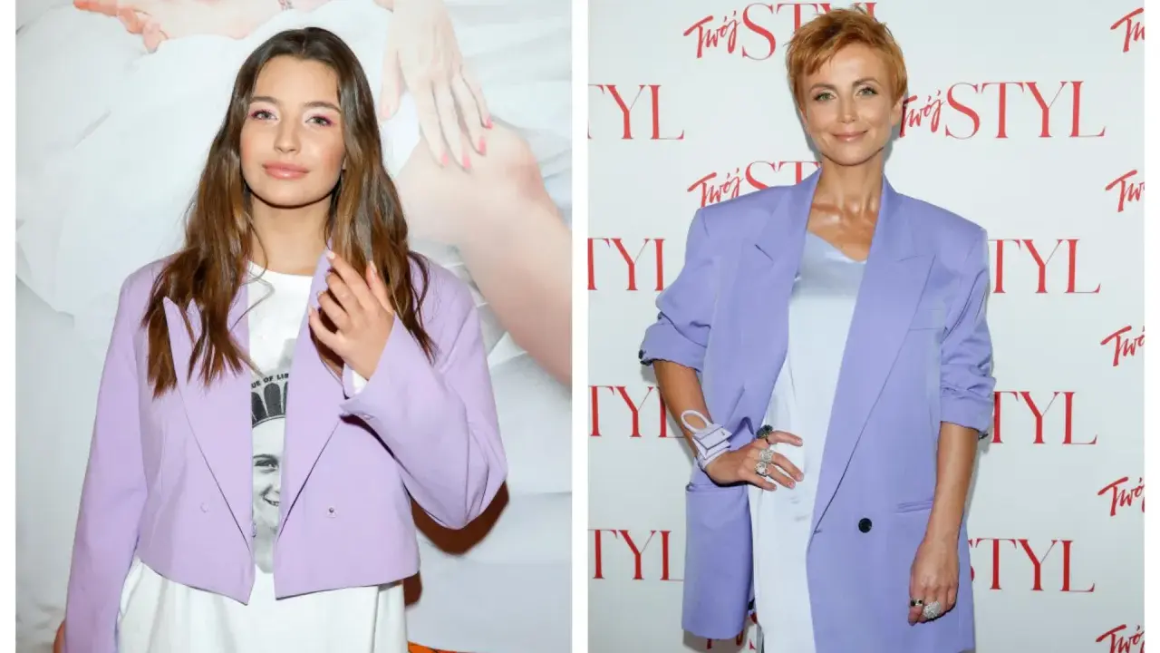 Dwie kobiety w marynarkach w odcieniu **kolor lawendowy**. Jedna młoda, druga dojrzała, obie prezentują elegancki styl.