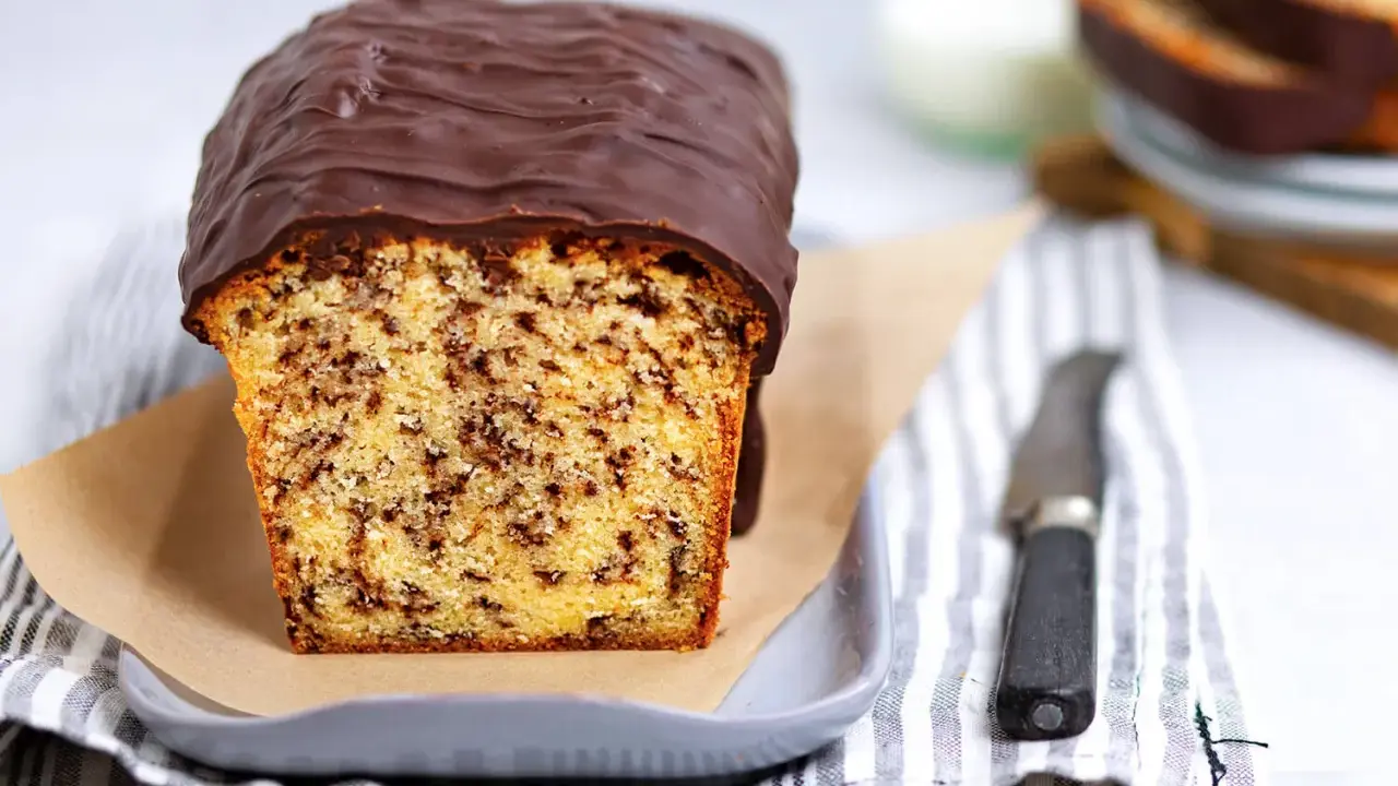 Ein saftiger Ameisenkuchen mit Schokoladenglasur, perfekt für das nächste Kaffeekränzchen. Dieses Ameisenkuchen Rezept ist ein Genuss!