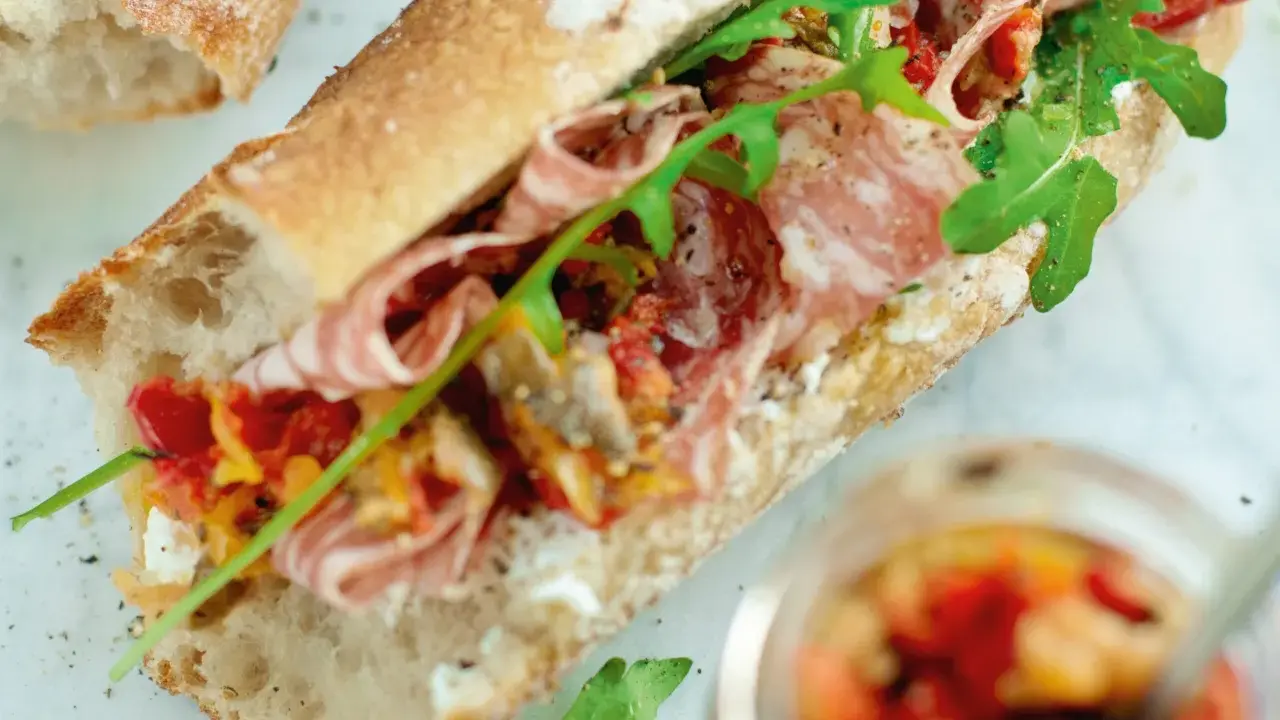 En baguette med en härlig baguette fyllning av salami, ruccola och soltorkade tomater.