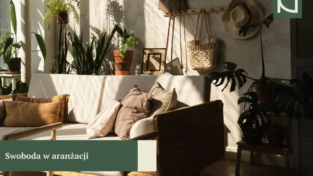 Słoneczny salon boho z wygodną kanapą, mnóstwem roślin i plecionymi dodatkami.