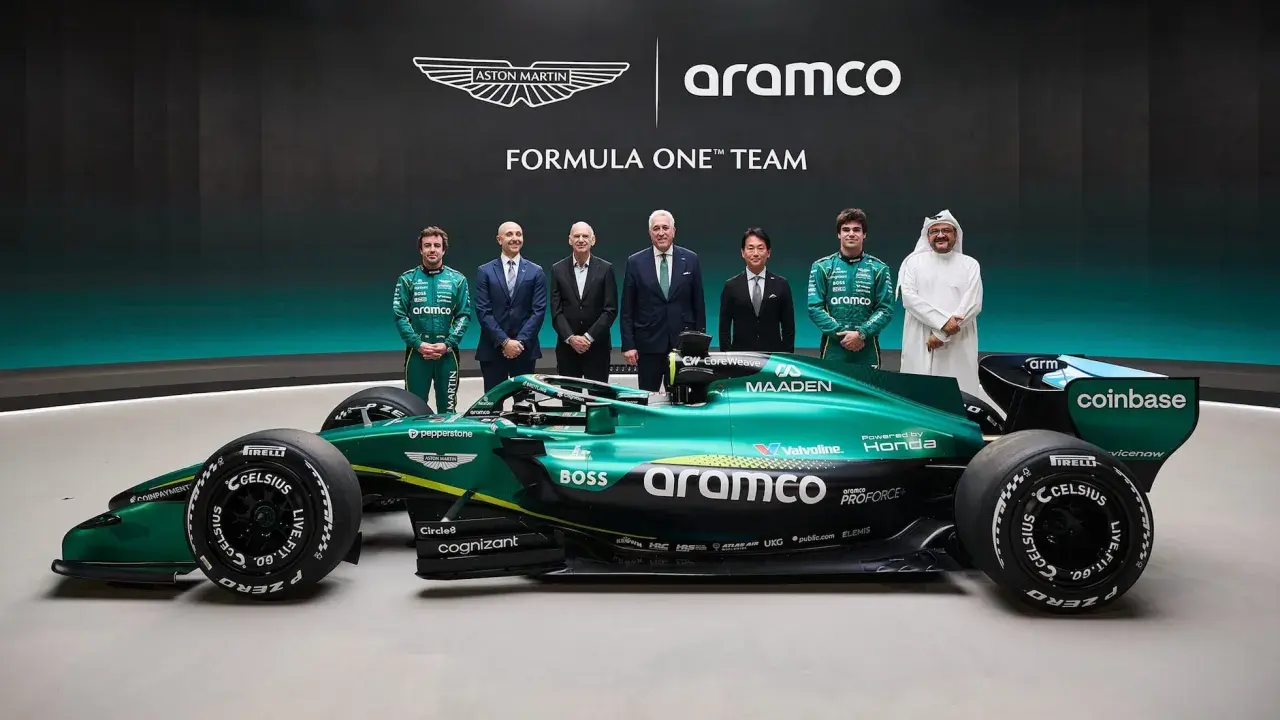 El equipo Aston Martin Aramco Cognizant Formula One Team posa junto a su coche verde brillante.