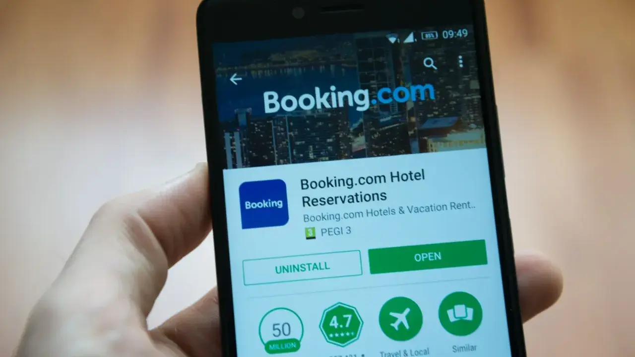 Aplikacja Booking.com na smartfonie. Czy booking jest bezpieczny? Ponad 50 milionów pobrań i wysoka ocena świadczą o zaufaniu użytkowników.