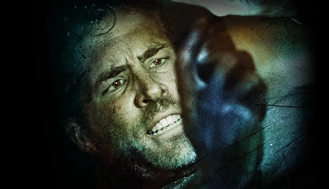 Ryan Reynolds i en intensiv scen från en av hans filmer. Ansiktet är svettigt och han ser ut att vara i fara.