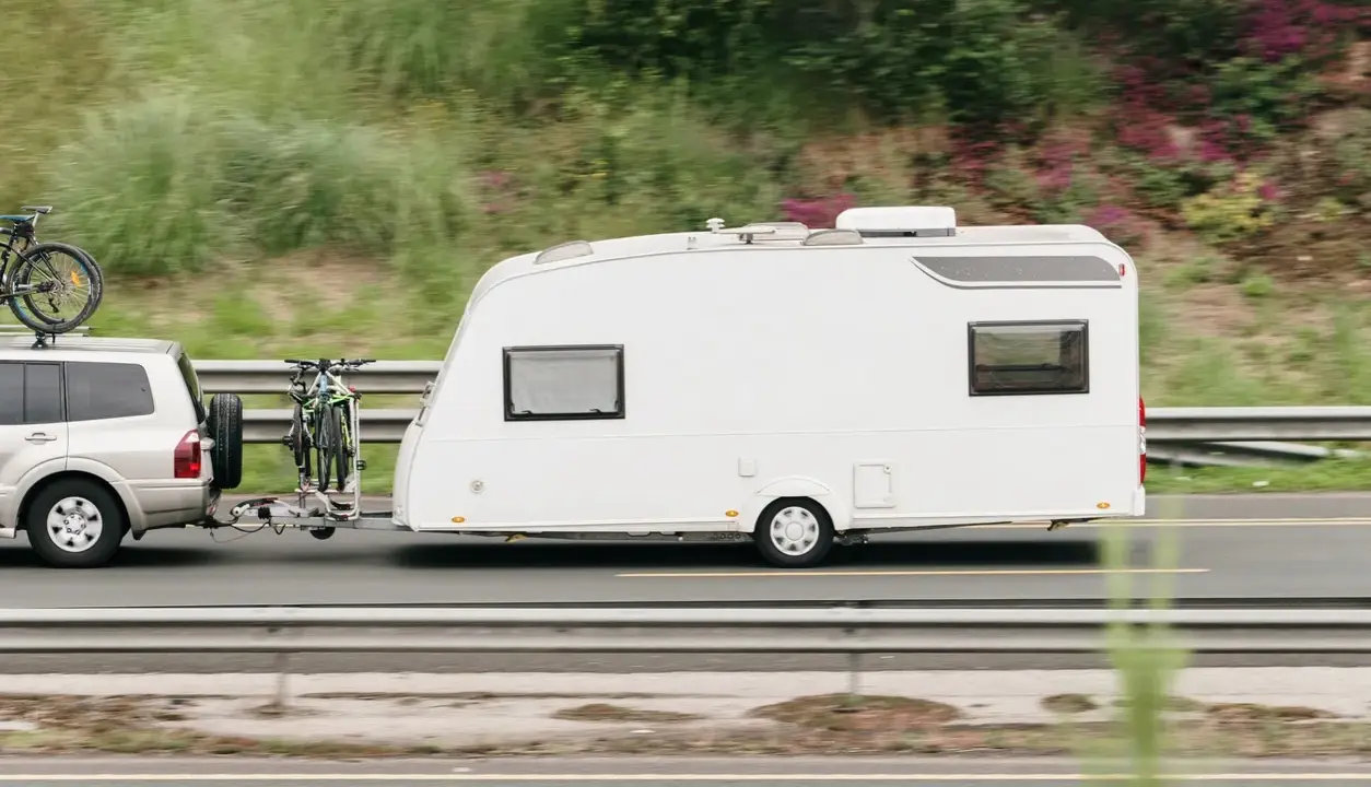 Un coche remolca una caravana blanca con bicicletas en la parte trasera. ¿Qué remolque puedo llevar con el carnet C?