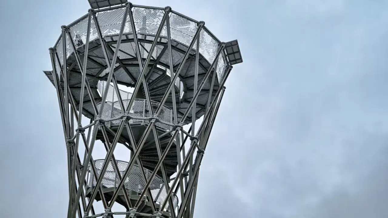Nowoczesna wieża widokowa na Borowej, z kręconymi schodami i metalową konstrukcją, zaprasza na górę.