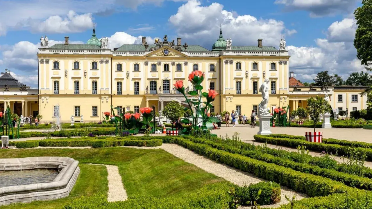 Pałac Branickich w Białymstoku, znany z pięknych ogrodów i rzeźb, to jedna z głównych atrakcji miasta.