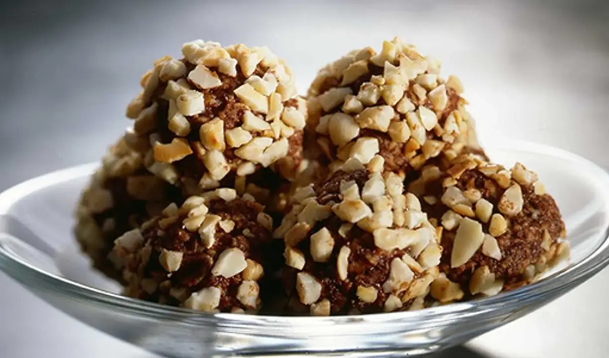 Chokladiga havrebollar, rullade i hackade nötter. Ett enkelt och gott havrebollar recept för fikat.